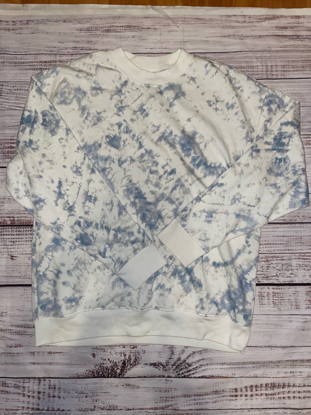 GAP women’s Crewneck Tie-Dye Sweatshirt - White and Light Blue